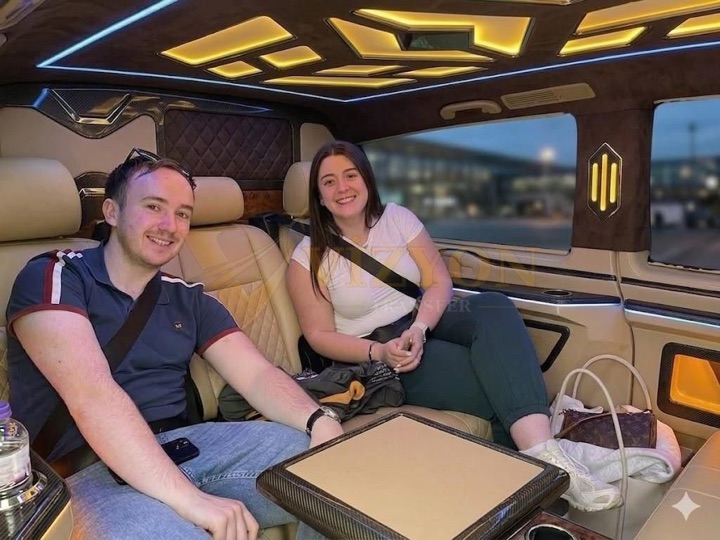 Couple on an Antalya Airport transfer